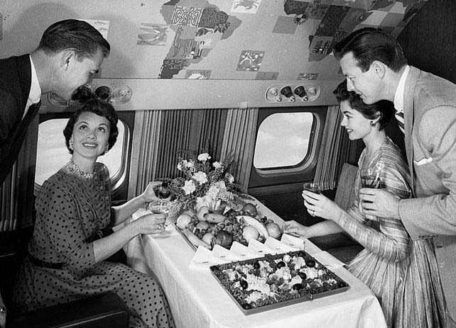 سال 1900 میلادی حالت حمل و نقل : اسب و درشکه مسافرت های اولیه که همه با این وسیله انجام می شد و هنوز نیز محبوبیت خود را دارد که به زودی در سال های آینده ماشین ها جایگزین خواهند شد. سال 1912 میلادی حالت حمل ونقل : خط اقیانوسی مسافران این کشتی ، یعنی کشتی لوسیتانیا در سال 1912 برای سفر های طولانی از این کشتی استفاده می کردند و تنها راه برای سفر بین اقیانوسی این وسیله بوده است. سال 1920 میلادی حالت حمل و نقل : قطار میدل لند تنها دارنده خطوط قطار در سال 1920 در جهان بوده که این راه آهن انگلیسی دارای صندلی های بسیار راحت و فضای غذا خوری و دیگر امکانات را در سال 1920 دارا بوده است. سال 1930 میلادی حالت حمل و نقل : هواپیما این هواپیمای لوکس برای استفاده شاهنشاهی مورد استفاده قرار می گرفت و اولین سفر هوایی به صورت خط هوایی رسمی در سال 1930 بوده است که این هواپیما سرعتی حدود 100 مایل در ساعت و قابلیت حمل 24 مسافر را دارا می باشد. سال 1940 میلادی حالت حمل و نقل : اتومبیل خانواده ها سفر خود را با ماسین های خود انجام می دادند و در سال 1940 هیچ چیز نمی تواند جایگزین این سفر را برای مردم آن زمان داشته باشد. سال 1955 میلادی حالت حمل و نقل : هواپیما مسافران در یک TWA سوپر جی می توانند سفر کنند که این سفر ها نیز بسیار لوکس به حساب می آید که در این حال می توانند از میز های غذا خوری و استفاده و پذیرایی های متنوع بهره مند شوند. سال 1967 میلادی نوع سفر : هواپیما در هنگام سفر می توانید از قهوه ای که به شما می دهند لذت ببرید و آن زمان به عصر طلایی پرواز معروف است و هزینه پرواز در آن زمان 40 درصد بیشتر از حالا بوده است سال 1970 میلادی حالت حمل و نقل : هواپیما فضای داخلی درجه یک ، فضای بسیار زیاد در دسترس و سرو غذا در هنگام سفر اولین بار در جامبو جت BOAK بوده است. سال 1990 میلادی حالت حمل و نقل : هواپیما مهمانداران هواپیما در طول سفر برای خدمت به مسافران آماده هستند و این سفر برای عموم مردم در قابل دسترس می باشد. سال 2000 میلادی حالت حمل و نقل: هواپیما مسافران خود را برای سفر با بوئینگ 767 آماده می کنند. در آن زمان امنیت فرود گاه ها با امروز بسیار متفاوت بوده . سال 2010 میلادی حالت حمل و نقل: هواپیما مسافران فرودگاه اج جی کی در نیویورک ، مسافران در امتداد یک راهرو در حال حرکت به سمت پرواز خود برای سفر های تعطیلات در سال 2010 می باشند سال 2015 میلادی حالت حمل و نقل: هواپیما سفر با هواپیمای بوئینگ 747-8 در صندلی فرست کلاس این هواپیما و امکانات بسیار زیاد این جایگاه ، سفر در سال 2015 با این هواپیما نماد لوکس بودن است.