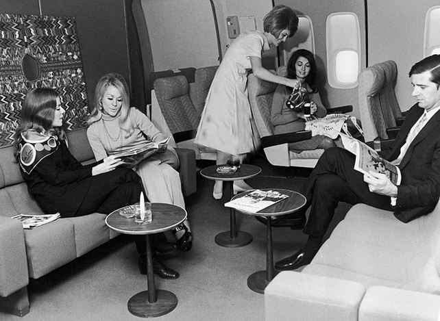 سال 1900 میلادی حالت حمل و نقل : اسب و درشکه مسافرت های اولیه که همه با این وسیله انجام می شد و هنوز نیز محبوبیت خود را دارد که به زودی در سال های آینده ماشین ها جایگزین خواهند شد. سال 1912 میلادی حالت حمل ونقل : خط اقیانوسی مسافران این کشتی ، یعنی کشتی لوسیتانیا در سال 1912 برای سفر های طولانی از این کشتی استفاده می کردند و تنها راه برای سفر بین اقیانوسی این وسیله بوده است. سال 1920 میلادی حالت حمل و نقل : قطار میدل لند تنها دارنده خطوط قطار در سال 1920 در جهان بوده که این راه آهن انگلیسی دارای صندلی های بسیار راحت و فضای غذا خوری و دیگر امکانات را در سال 1920 دارا بوده است. سال 1930 میلادی حالت حمل و نقل : هواپیما این هواپیمای لوکس برای استفاده شاهنشاهی مورد استفاده قرار می گرفت و اولین سفر هوایی به صورت خط هوایی رسمی در سال 1930 بوده است که این هواپیما سرعتی حدود 100 مایل در ساعت و قابلیت حمل 24 مسافر را دارا می باشد. سال 1940 میلادی حالت حمل و نقل : اتومبیل خانواده ها سفر خود را با ماسین های خود انجام می دادند و در سال 1940 هیچ چیز نمی تواند جایگزین این سفر را برای مردم آن زمان داشته باشد. سال 1955 میلادی حالت حمل و نقل : هواپیما مسافران در یک TWA سوپر جی می توانند سفر کنند که این سفر ها نیز بسیار لوکس به حساب می آید که در این حال می توانند از میز های غذا خوری و استفاده و پذیرایی های متنوع بهره مند شوند. سال 1967 میلادی نوع سفر : هواپیما در هنگام سفر می توانید از قهوه ای که به شما می دهند لذت ببرید و آن زمان به عصر طلایی پرواز معروف است و هزینه پرواز در آن زمان 40 درصد بیشتر از حالا بوده است سال 1970 میلادی حالت حمل و نقل : هواپیما فضای داخلی درجه یک ، فضای بسیار زیاد در دسترس و سرو غذا در هنگام سفر اولین بار در جامبو جت BOAK بوده است. سال 1990 میلادی حالت حمل و نقل : هواپیما مهمانداران هواپیما در طول سفر برای خدمت به مسافران آماده هستند و این سفر برای عموم مردم در قابل دسترس می باشد. سال 2000 میلادی حالت حمل و نقل: هواپیما مسافران خود را برای سفر با بوئینگ 767 آماده می کنند. در آن زمان امنیت فرود گاه ها با امروز بسیار متفاوت بوده . سال 2010 میلادی حالت حمل و نقل: هواپیما مسافران فرودگاه اج جی کی در نیویورک ، مسافران در امتداد یک راهرو در حال حرکت به سمت پرواز خود برای سفر های تعطیلات در سال 2010 می باشند سال 2015 میلادی حالت حمل و نقل: هواپیما سفر با هواپیمای بوئینگ 747-8 در صندلی فرست کلاس این هواپیما و امکانات بسیار زیاد این جایگاه ، سفر در سال 2015 با این هواپیما نماد لوکس بودن است.