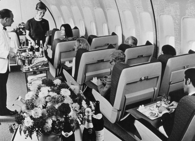 سال 1900 میلادی حالت حمل و نقل : اسب و درشکه مسافرت های اولیه که همه با این وسیله انجام می شد و هنوز نیز محبوبیت خود را دارد که به زودی در سال های آینده ماشین ها جایگزین خواهند شد. سال 1912 میلادی حالت حمل ونقل : خط اقیانوسی مسافران این کشتی ، یعنی کشتی لوسیتانیا در سال 1912 برای سفر های طولانی از این کشتی استفاده می کردند و تنها راه برای سفر بین اقیانوسی این وسیله بوده است. سال 1920 میلادی حالت حمل و نقل : قطار میدل لند تنها دارنده خطوط قطار در سال 1920 در جهان بوده که این راه آهن انگلیسی دارای صندلی های بسیار راحت و فضای غذا خوری و دیگر امکانات را در سال 1920 دارا بوده است. سال 1930 میلادی حالت حمل و نقل : هواپیما این هواپیمای لوکس برای استفاده شاهنشاهی مورد استفاده قرار می گرفت و اولین سفر هوایی به صورت خط هوایی رسمی در سال 1930 بوده است که این هواپیما سرعتی حدود 100 مایل در ساعت و قابلیت حمل 24 مسافر را دارا می باشد. سال 1940 میلادی حالت حمل و نقل : اتومبیل خانواده ها سفر خود را با ماسین های خود انجام می دادند و در سال 1940 هیچ چیز نمی تواند جایگزین این سفر را برای مردم آن زمان داشته باشد. سال 1955 میلادی حالت حمل و نقل : هواپیما مسافران در یک TWA سوپر جی می توانند سفر کنند که این سفر ها نیز بسیار لوکس به حساب می آید که در این حال می توانند از میز های غذا خوری و استفاده و پذیرایی های متنوع بهره مند شوند. سال 1967 میلادی نوع سفر : هواپیما در هنگام سفر می توانید از قهوه ای که به شما می دهند لذت ببرید و آن زمان به عصر طلایی پرواز معروف است و هزینه پرواز در آن زمان 40 درصد بیشتر از حالا بوده است سال 1970 میلادی حالت حمل و نقل : هواپیما فضای داخلی درجه یک ، فضای بسیار زیاد در دسترس و سرو غذا در هنگام سفر اولین بار در جامبو جت BOAK بوده است. سال 1990 میلادی حالت حمل و نقل : هواپیما مهمانداران هواپیما در طول سفر برای خدمت به مسافران آماده هستند و این سفر برای عموم مردم در قابل دسترس می باشد. سال 2000 میلادی حالت حمل و نقل: هواپیما مسافران خود را برای سفر با بوئینگ 767 آماده می کنند. در آن زمان امنیت فرود گاه ها با امروز بسیار متفاوت بوده . سال 2010 میلادی حالت حمل و نقل: هواپیما مسافران فرودگاه اج جی کی در نیویورک ، مسافران در امتداد یک راهرو در حال حرکت به سمت پرواز خود برای سفر های تعطیلات در سال 2010 می باشند سال 2015 میلادی حالت حمل و نقل: هواپیما سفر با هواپیمای بوئینگ 747-8 در صندلی فرست کلاس این هواپیما و امکانات بسیار زیاد این جایگاه ، سفر در سال 2015 با این هواپیما نماد لوکس بودن است.