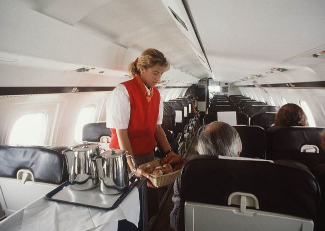 سال 1900 میلادی حالت حمل و نقل : اسب و درشکه مسافرت های اولیه که همه با این وسیله انجام می شد و هنوز نیز محبوبیت خود را دارد که به زودی در سال های آینده ماشین ها جایگزین خواهند شد. سال 1912 میلادی حالت حمل ونقل : خط اقیانوسی مسافران این کشتی ، یعنی کشتی لوسیتانیا در سال 1912 برای سفر های طولانی از این کشتی استفاده می کردند و تنها راه برای سفر بین اقیانوسی این وسیله بوده است. سال 1920 میلادی حالت حمل و نقل : قطار میدل لند تنها دارنده خطوط قطار در سال 1920 در جهان بوده که این راه آهن انگلیسی دارای صندلی های بسیار راحت و فضای غذا خوری و دیگر امکانات را در سال 1920 دارا بوده است. سال 1930 میلادی حالت حمل و نقل : هواپیما این هواپیمای لوکس برای استفاده شاهنشاهی مورد استفاده قرار می گرفت و اولین سفر هوایی به صورت خط هوایی رسمی در سال 1930 بوده است که این هواپیما سرعتی حدود 100 مایل در ساعت و قابلیت حمل 24 مسافر را دارا می باشد. سال 1940 میلادی حالت حمل و نقل : اتومبیل خانواده ها سفر خود را با ماسین های خود انجام می دادند و در سال 1940 هیچ چیز نمی تواند جایگزین این سفر را برای مردم آن زمان داشته باشد. سال 1955 میلادی حالت حمل و نقل : هواپیما مسافران در یک TWA سوپر جی می توانند سفر کنند که این سفر ها نیز بسیار لوکس به حساب می آید که در این حال می توانند از میز های غذا خوری و استفاده و پذیرایی های متنوع بهره مند شوند. سال 1967 میلادی نوع سفر : هواپیما در هنگام سفر می توانید از قهوه ای که به شما می دهند لذت ببرید و آن زمان به عصر طلایی پرواز معروف است و هزینه پرواز در آن زمان 40 درصد بیشتر از حالا بوده است سال 1970 میلادی حالت حمل و نقل : هواپیما فضای داخلی درجه یک ، فضای بسیار زیاد در دسترس و سرو غذا در هنگام سفر اولین بار در جامبو جت BOAK بوده است. سال 1990 میلادی حالت حمل و نقل : هواپیما مهمانداران هواپیما در طول سفر برای خدمت به مسافران آماده هستند و این سفر برای عموم مردم در قابل دسترس می باشد. سال 2000 میلادی حالت حمل و نقل: هواپیما مسافران خود را برای سفر با بوئینگ 767 آماده می کنند. در آن زمان امنیت فرود گاه ها با امروز بسیار متفاوت بوده . سال 2010 میلادی حالت حمل و نقل: هواپیما مسافران فرودگاه اج جی کی در نیویورک ، مسافران در امتداد یک راهرو در حال حرکت به سمت پرواز خود برای سفر های تعطیلات در سال 2010 می باشند سال 2015 میلادی حالت حمل و نقل: هواپیما سفر با هواپیمای بوئینگ 747-8 در صندلی فرست کلاس این هواپیما و امکانات بسیار زیاد این جایگاه ، سفر در سال 2015 با این هواپیما نماد لوکس بودن است.