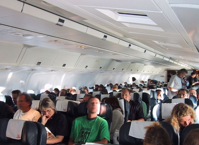 سال 1900 میلادی حالت حمل و نقل : اسب و درشکه مسافرت های اولیه که همه با این وسیله انجام می شد و هنوز نیز محبوبیت خود را دارد که به زودی در سال های آینده ماشین ها جایگزین خواهند شد. سال 1912 میلادی حالت حمل ونقل : خط اقیانوسی مسافران این کشتی ، یعنی کشتی لوسیتانیا در سال 1912 برای سفر های طولانی از این کشتی استفاده می کردند و تنها راه برای سفر بین اقیانوسی این وسیله بوده است. سال 1920 میلادی حالت حمل و نقل : قطار میدل لند تنها دارنده خطوط قطار در سال 1920 در جهان بوده که این راه آهن انگلیسی دارای صندلی های بسیار راحت و فضای غذا خوری و دیگر امکانات را در سال 1920 دارا بوده است. سال 1930 میلادی حالت حمل و نقل : هواپیما این هواپیمای لوکس برای استفاده شاهنشاهی مورد استفاده قرار می گرفت و اولین سفر هوایی به صورت خط هوایی رسمی در سال 1930 بوده است که این هواپیما سرعتی حدود 100 مایل در ساعت و قابلیت حمل 24 مسافر را دارا می باشد. سال 1940 میلادی حالت حمل و نقل : اتومبیل خانواده ها سفر خود را با ماسین های خود انجام می دادند و در سال 1940 هیچ چیز نمی تواند جایگزین این سفر را برای مردم آن زمان داشته باشد. سال 1955 میلادی حالت حمل و نقل : هواپیما مسافران در یک TWA سوپر جی می توانند سفر کنند که این سفر ها نیز بسیار لوکس به حساب می آید که در این حال می توانند از میز های غذا خوری و استفاده و پذیرایی های متنوع بهره مند شوند. سال 1967 میلادی نوع سفر : هواپیما در هنگام سفر می توانید از قهوه ای که به شما می دهند لذت ببرید و آن زمان به عصر طلایی پرواز معروف است و هزینه پرواز در آن زمان 40 درصد بیشتر از حالا بوده است سال 1970 میلادی حالت حمل و نقل : هواپیما فضای داخلی درجه یک ، فضای بسیار زیاد در دسترس و سرو غذا در هنگام سفر اولین بار در جامبو جت BOAK بوده است. سال 1990 میلادی حالت حمل و نقل : هواپیما مهمانداران هواپیما در طول سفر برای خدمت به مسافران آماده هستند و این سفر برای عموم مردم در قابل دسترس می باشد. سال 2000 میلادی حالت حمل و نقل: هواپیما مسافران خود را برای سفر با بوئینگ 767 آماده می کنند. در آن زمان امنیت فرود گاه ها با امروز بسیار متفاوت بوده . سال 2010 میلادی حالت حمل و نقل: هواپیما مسافران فرودگاه اج جی کی در نیویورک ، مسافران در امتداد یک راهرو در حال حرکت به سمت پرواز خود برای سفر های تعطیلات در سال 2010 می باشند سال 2015 میلادی حالت حمل و نقل: هواپیما سفر با هواپیمای بوئینگ 747-8 در صندلی فرست کلاس این هواپیما و امکانات بسیار زیاد این جایگاه ، سفر در سال 2015 با این هواپیما نماد لوکس بودن است.