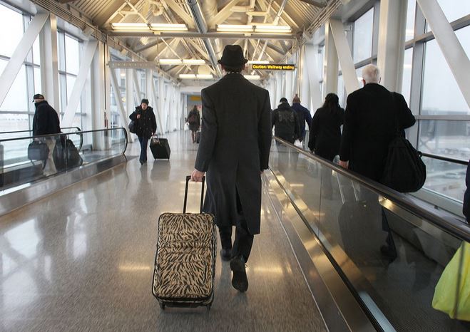 سال 1900 میلادی حالت حمل و نقل : اسب و درشکه مسافرت های اولیه که همه با این وسیله انجام می شد و هنوز نیز محبوبیت خود را دارد که به زودی در سال های آینده ماشین ها جایگزین خواهند شد. سال 1912 میلادی حالت حمل ونقل : خط اقیانوسی مسافران این کشتی ، یعنی کشتی لوسیتانیا در سال 1912 برای سفر های طولانی از این کشتی استفاده می کردند و تنها راه برای سفر بین اقیانوسی این وسیله بوده است. سال 1920 میلادی حالت حمل و نقل : قطار میدل لند تنها دارنده خطوط قطار در سال 1920 در جهان بوده که این راه آهن انگلیسی دارای صندلی های بسیار راحت و فضای غذا خوری و دیگر امکانات را در سال 1920 دارا بوده است. سال 1930 میلادی حالت حمل و نقل : هواپیما این هواپیمای لوکس برای استفاده شاهنشاهی مورد استفاده قرار می گرفت و اولین سفر هوایی به صورت خط هوایی رسمی در سال 1930 بوده است که این هواپیما سرعتی حدود 100 مایل در ساعت و قابلیت حمل 24 مسافر را دارا می باشد. سال 1940 میلادی حالت حمل و نقل : اتومبیل خانواده ها سفر خود را با ماسین های خود انجام می دادند و در سال 1940 هیچ چیز نمی تواند جایگزین این سفر را برای مردم آن زمان داشته باشد. سال 1955 میلادی حالت حمل و نقل : هواپیما مسافران در یک TWA سوپر جی می توانند سفر کنند که این سفر ها نیز بسیار لوکس به حساب می آید که در این حال می توانند از میز های غذا خوری و استفاده و پذیرایی های متنوع بهره مند شوند. سال 1967 میلادی نوع سفر : هواپیما در هنگام سفر می توانید از قهوه ای که به شما می دهند لذت ببرید و آن زمان به عصر طلایی پرواز معروف است و هزینه پرواز در آن زمان 40 درصد بیشتر از حالا بوده است سال 1970 میلادی حالت حمل و نقل : هواپیما فضای داخلی درجه یک ، فضای بسیار زیاد در دسترس و سرو غذا در هنگام سفر اولین بار در جامبو جت BOAK بوده است. سال 1990 میلادی حالت حمل و نقل : هواپیما مهمانداران هواپیما در طول سفر برای خدمت به مسافران آماده هستند و این سفر برای عموم مردم در قابل دسترس می باشد. سال 2000 میلادی حالت حمل و نقل: هواپیما مسافران خود را برای سفر با بوئینگ 767 آماده می کنند. در آن زمان امنیت فرود گاه ها با امروز بسیار متفاوت بوده . سال 2010 میلادی حالت حمل و نقل: هواپیما مسافران فرودگاه اج جی کی در نیویورک ، مسافران در امتداد یک راهرو در حال حرکت به سمت پرواز خود برای سفر های تعطیلات در سال 2010 می باشند سال 2015 میلادی حالت حمل و نقل: هواپیما سفر با هواپیمای بوئینگ 747-8 در صندلی فرست کلاس این هواپیما و امکانات بسیار زیاد این جایگاه ، سفر در سال 2015 با این هواپیما نماد لوکس بودن است.